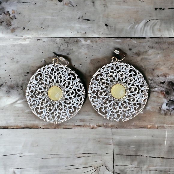 CARVED METAL HOOK EARRINGS RHINESTONE WHITEWASHED DANGLE ROUND BEIGE GEMSTONE CT - Picture 1 of 4